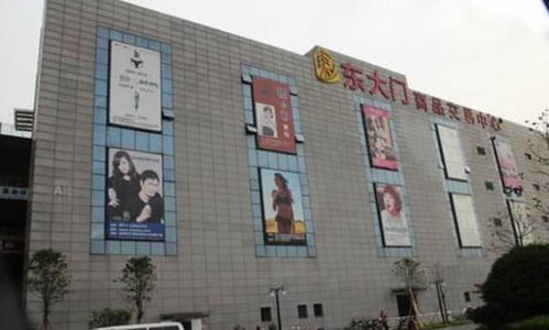 近距离接触网红直播工厂,外部建筑很土气,内部更像小商品市场