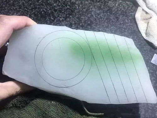 切开翠青原料告诉你,出一个精品翠青有多难